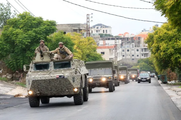 آليات للجيش اللبناني في قانا شرق مدينة صور تنتشر بعد دخول اتفاق وقف إطلاق النار حيز التنفيذ (رويترز)