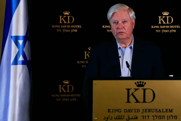 ABD Senatörü Lindsey Graham, UCM’nin İsrail Başbakanı Benjamin Netanyahu ve Yoav Galant hakkında iki tutuklama emri çıkarma kararına ilişkin Kudüs'te basın toplantısı düzenledi, 27 Kasım 2024 (Reuters)