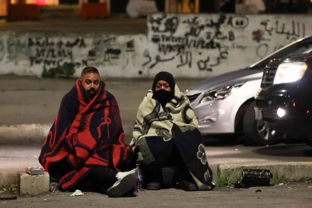 لبنانيون خرجوا من منازلهم ليلاً بعد تحذيرات إسرائيلية بقصف بيروت قبل وقف إطلاق النار (رويترز)