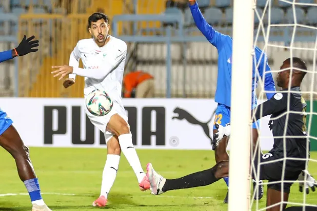 حمادة نجم المصري البورسعيدي يسدد الكرة تجاه مرمى إنيمبا النيجيري ليسجل أحد هدفيه في المباراة (الشرق الأوسط)