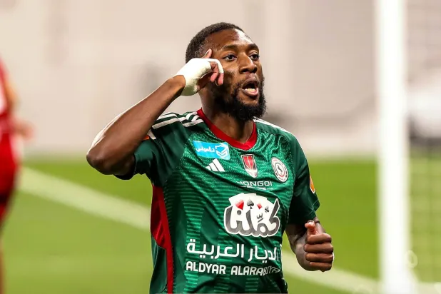 إيكامبي نجم الاتفاق الكاميروني يحتفل بأحد هدفيه في مرمى العربي (الشرق الأوسط) 