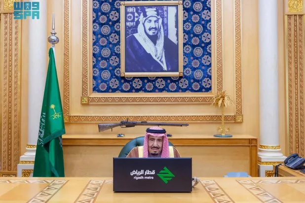 خادم الحرمين الشريفين يشاهد فيلماً تعريفياً عن مشروع «قطار الرياض» (واس)