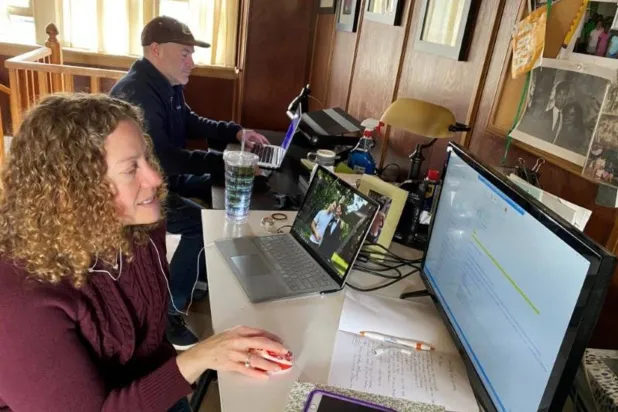 الموظفون يشعرون بارتياح أكبر في الشركات التي تقدم خيارات عمل مرنة (رويترز)