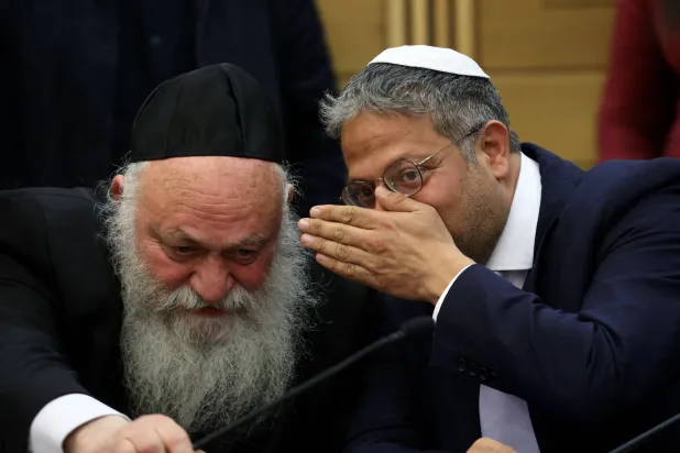 وزير الإسكان الإسرائيلي يتسحاق غولدكنوبف ووزير الأمن القومي إيتمار بن غفير في الكنيست (أ.ف.ب)