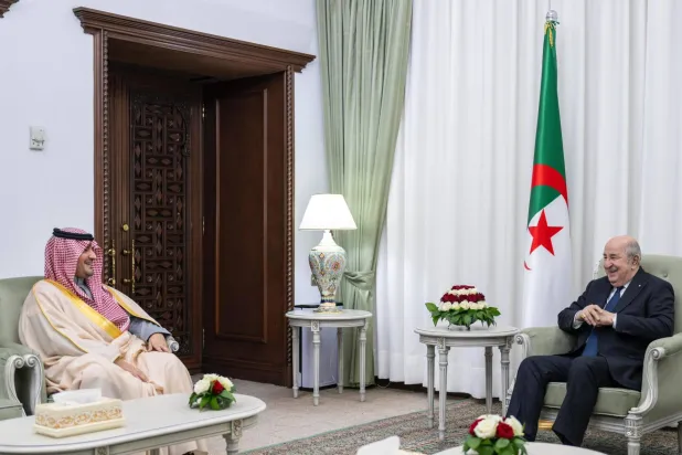 عبد المجيد تبون خلال استقباله الأمير عبد العزيز بن سعود في القصر الرئاسي بالعاصمة الجزائر (واس)