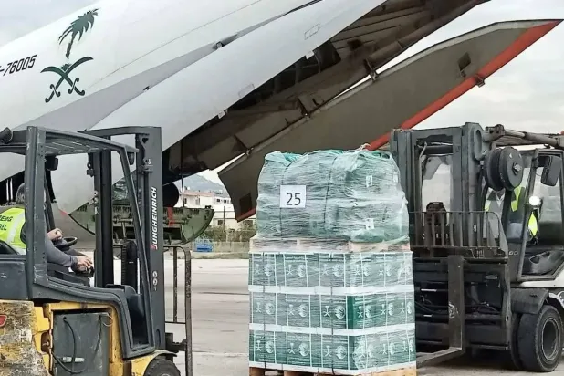 الطائرة السعودية الإغاثية حملت مواد غذائية وطبية وإيوائية (واس)