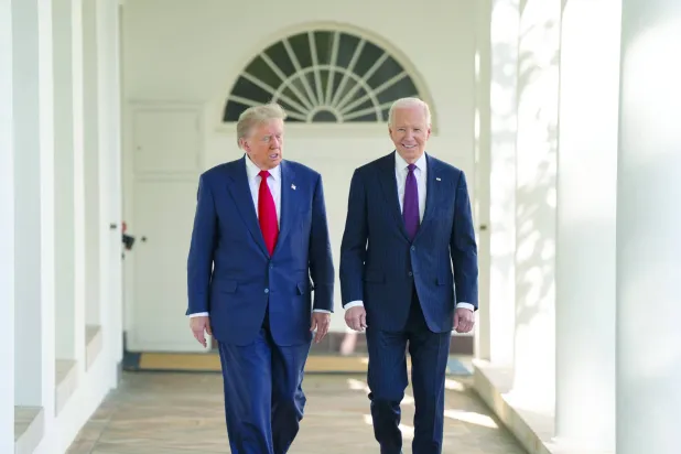 بايدن مستقبِلاً ترمب في البيت الأبيض (د.ب.أ)
