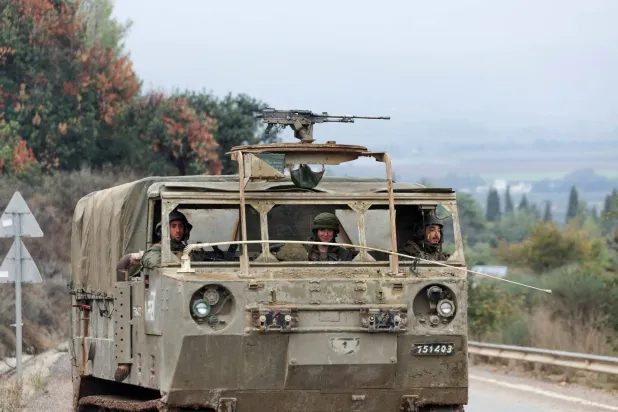 جنود إسرائيليون داخل مركبة عسكرية بالقرب من حدود إسرائيل مع لبنان شمال إسرائيل في 27 نوفمبر 2024 (رويترز)