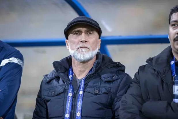 باتشيكو مدرب فريق العروبة خلال اللقاء (تصوير: سعد الدوسري)