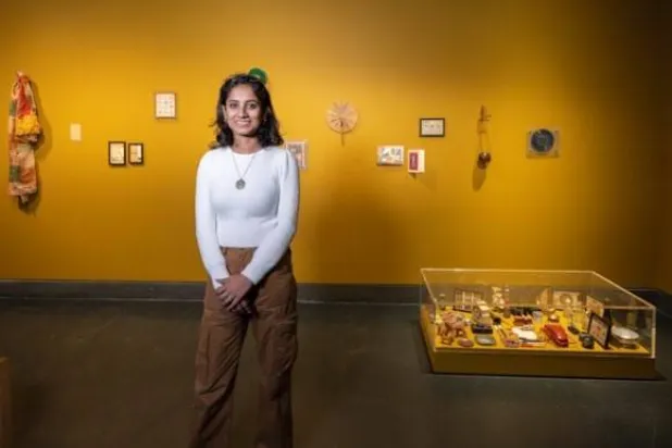 الفنانة خاندكار اوهيدا الفائزة بجائزة جميل للفنون (جائزة جميل-متحف فيكتوريا وألبرت)