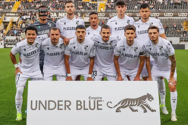 لقطة جماعية لفريق فيتوريا غيماريش البرتغالي (الشرق الأوسط)