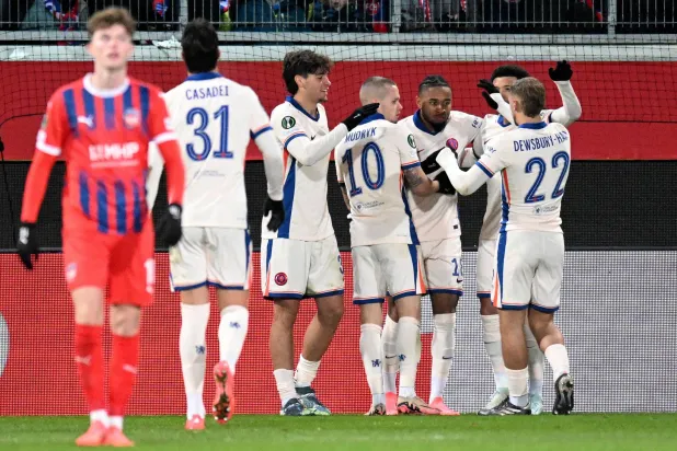 فرحة لاعبي تشيلسي بهدفهم الأول في مرمى هايدنهايم الألماني (أ.ف.ب)