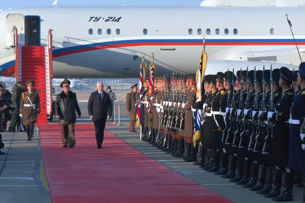 عند وصول وزير الدفاع الروسي أندريه بيلوسوف إلى مطار بيونغ يانغ الدولي بكوريا الشمالية... وفي استقباله وزير الدفاع الكوري الشمالي نو كوانغ تشول يوم الجمعة 29 نوفمبر 2024 (أ.ب)