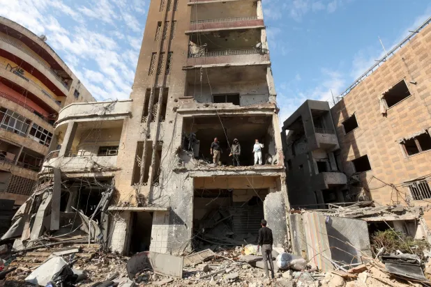 
بخشی از ساختمان های ویران شده در شهر ساحلی صور در جنوب لبنان (رویترز)