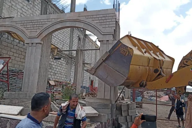 جرافة حوثية تهدم محلاً تجارياً في إحدى المناطق التابعة لمحافظة الضالع (فيسبوك)