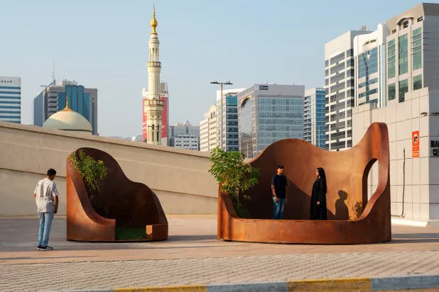 عمل الفنانة عزة القبيسي (بينالي أبوظبي للفن عام 2025 - 2024 © لانس جربر)