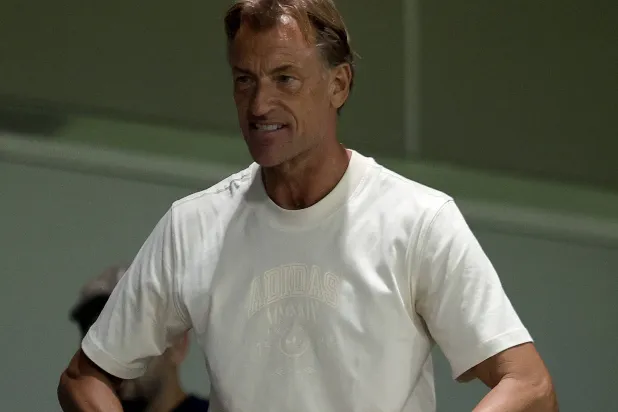 رينارد مدرب الأخضر خلال متابعته إحدى المباريات الدورية مؤخراً (تصوير: مشعل القدير)