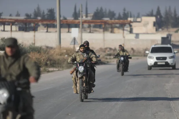 

نیروهای وابسته به گروه های مسلح به منطقه ای در اطراف حلب وارد می شوند (فرانس پرس)