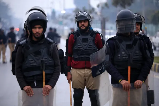  Peşaver'deki Pakistan polisleri, (EPA)