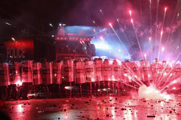 شرطة مكافحة الشغب خلال محاولة تفريق المتظاهرين في العاصمة الجورجية تبيليسي (أ.ف.ب)