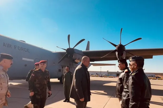 وزير الدفاع العراقي ثابت العباسي برفقة وفد أمني رفيع المستوى إلى قاطع عمليات غرب نينوى في سنجار (واع)