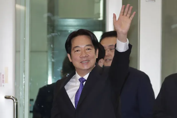 الرئيس التايواني لاي تشينغ-تي يلوّح للإعلاميين في المطار قبل مغادرته تايوان (أ.ب)