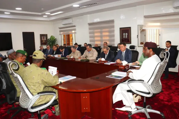 الوفد الروسي وهو يلتقي بالمسؤولين في النيجر (متداولة على الصحافة المحلية)