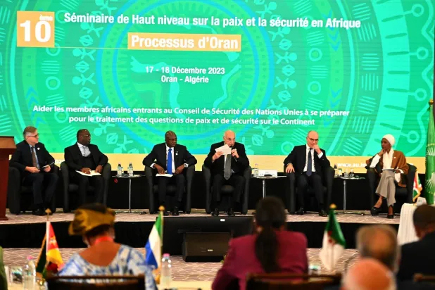 وزراء ومسؤولون أفارقة خلال لقاء على هامش آخر اجتماع لمنتدى «السلم والأمن الأفريقي» في ديسمبر 2023 (الشرق الأوسط)