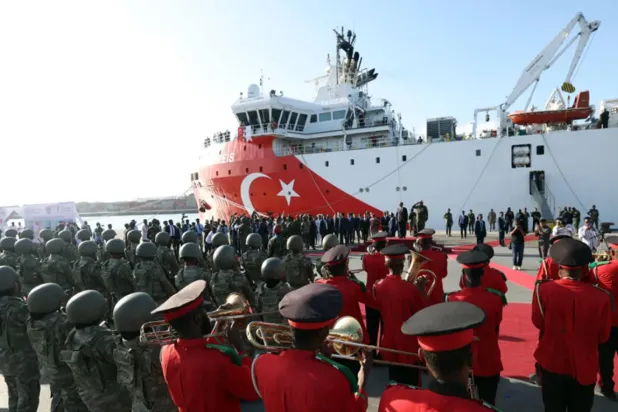 Oruç Reis Araştırma Gemisi’ni karşılamak için Mogadişu Limanı’nda düzenlenen resmî törenden (Sosyal medya siteleri)