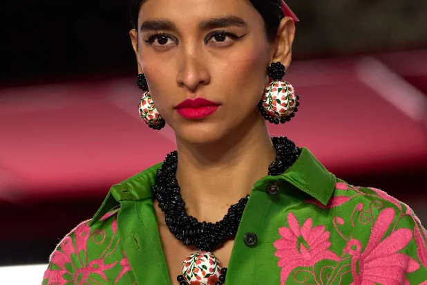 تفننت الورشات المكسيكية في صياغة الإكسسوارات والمجوهرات والتطريز (كارولينا هيريرا)