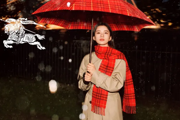 الممثلة والعارضة زانغ جينيي في حملة «بيربري» الأخيرة (بيربري)