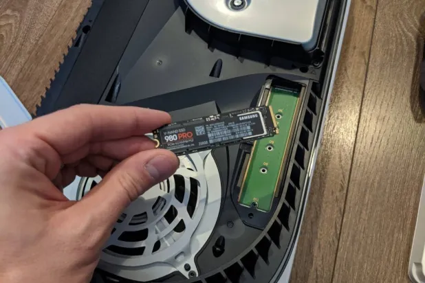 سهولة تثبيت وحدة التخزين الإضافية «NVME M.2» في جهازَي «بلايستيشن 5» و«بلايستيشن 5 برو»
