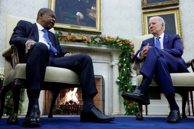 الرئيس الأميركي جو بايدن يلتقي الرئيس الأنغولي جواو لورنكو بالبيت الأبيض في 30 نوفمبر 2023 (رويترز)