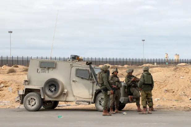جنود إسرائيليون في نوبة حراسة بالقرب من معبر كرم أبو سالم (أ.ف.ب)