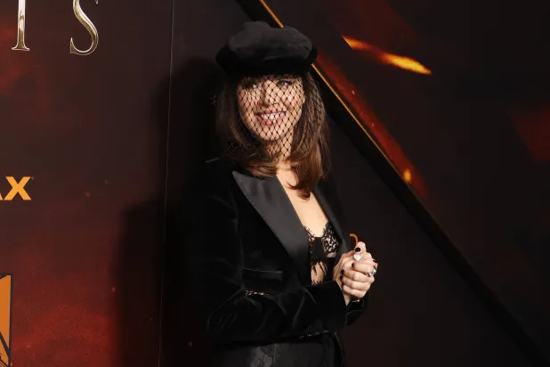 الممثلة الأميركية أوبري بلازا في جاكيت توكسيدو وقبعة من المخمل تتدلى منها ستارة من التول (دولتشي أند غابانا)