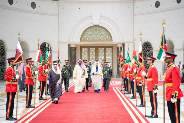 أمير الكويت في مقدمة مستقبلي ولي العهد السعودي لحضور القمة الخليجية اليوم الأحد (واس)
