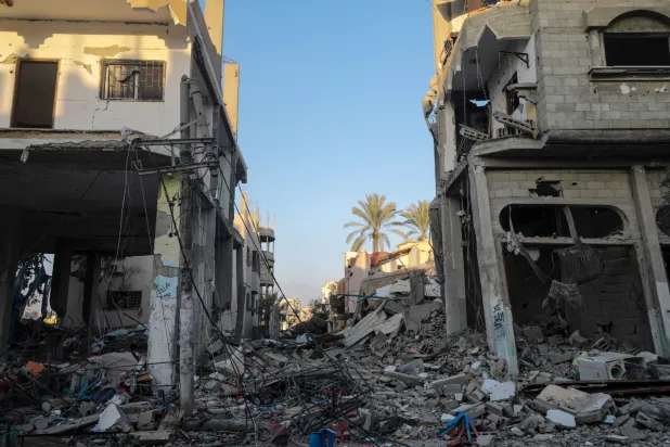 منازل ومبانٍ مدمَّرة في مخيم المغازي للاجئين خلال العملية العسكرية الإسرائيلية على قطاع غزة (إ.ب.أ)