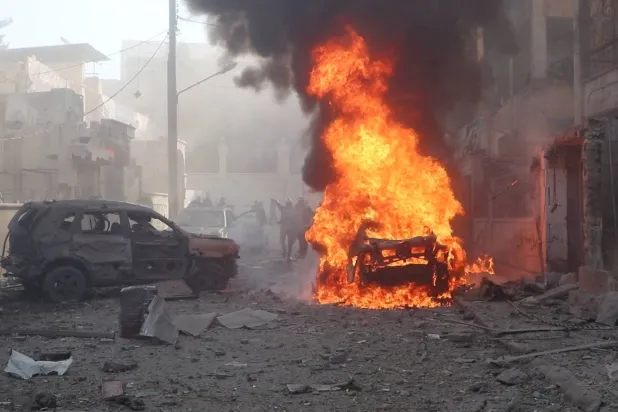 الطيران الروسي كثف من هجماته في إدلب مع تقدم المعارضة (رويترز)