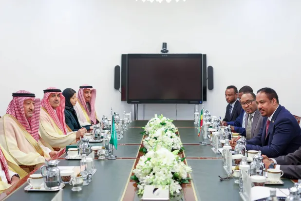 م. وليد الخريجي والسفير مسغانو أرغا خلال ترؤسهما جولة المشاورات («الخارجية» السعودية)