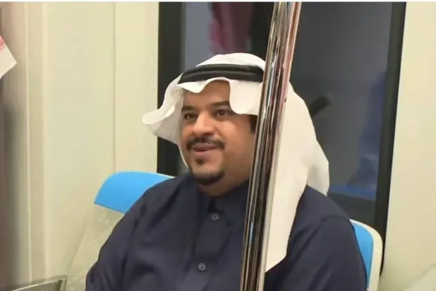  الأمير  محمد بن عبدالرحمن بن عبد العزيز نائب أمير منطقة الرياض مستقلاً قطار الرياض متجهاً إلى عمله (الشرق الأوسط)