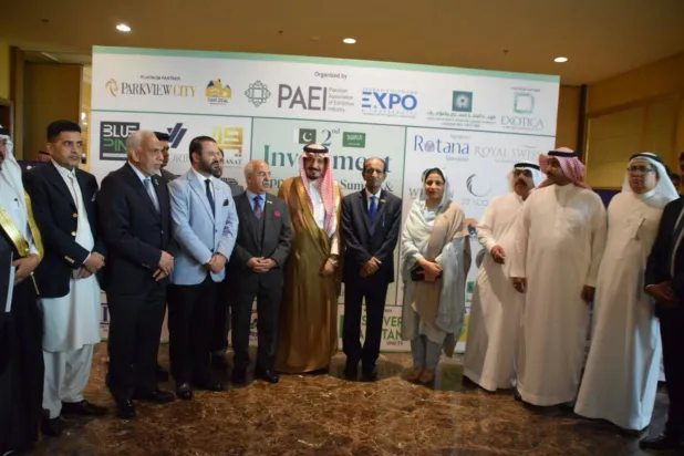 القنصل الباكستاني في صورة جماعية مع عدد من الشخصيات (الشرق الأوسط)