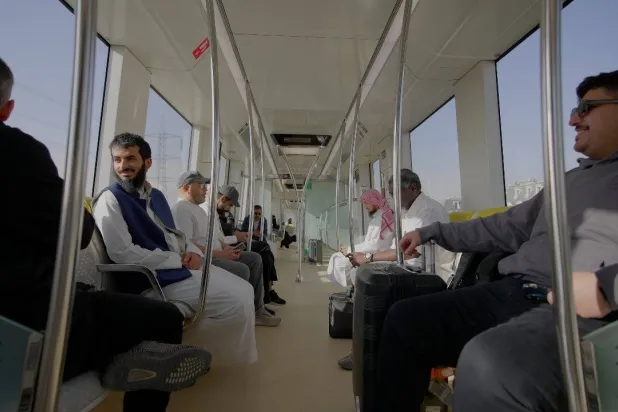 سكان العاصمة أثناء تجربتهم الأولى لـ«قطار الرياض» (تصوير: تركي العقيلي)