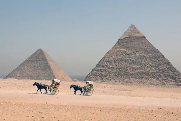 رئيس الوزراء المصري يستعرض إجراءات تخطيط المنطقة المحيطة بالأهرامات والمتحف المصري الكبير