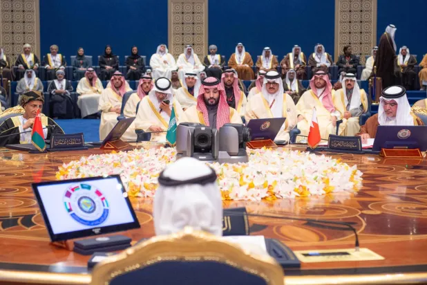 أكد قادة دول الخليج دعمهم المساعي السعودية لتعزيز التحرك الدولي لوقف الحرب على غزة وتحقيق السلام الدائم والشامل وتنفيذ «حل الدولتين» (واس)