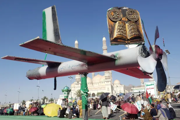 مجسم طائرة بدون طيار خلال مظاهرة مناهضة لإسرائيل نظمتها الجماعة الحوثية في صنعاء منذ شهرين (إ.ب.أ)
