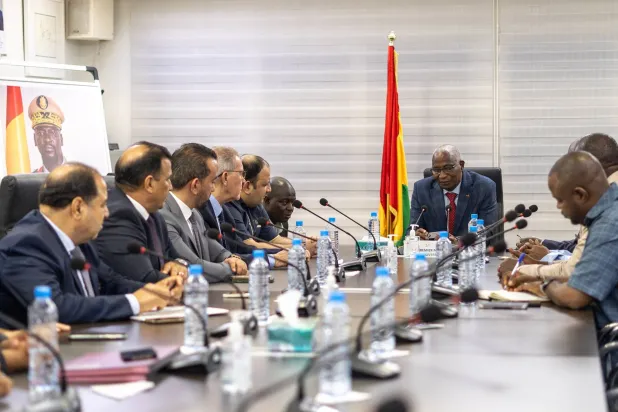 وفد ليبي خلال مباحثات مع رئيس وزراء غينيا بشأن الاستثمارات الليبية هناك (محفظة ليبيا أفريقيا للاستثمار)