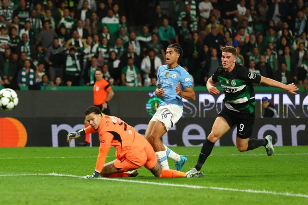 غيوكيريس (يمين) سجَّل ثلاثية من رباعية فوز سبورتنغ على سيتي في دوري الأبطال (رويترز)