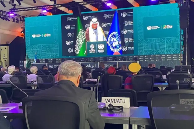 المهندس عبد الرحمن الفضلي يتحدث إلى الحضور مع انطلاق «كوب 16» بالرياض (الشرق الأوسط)