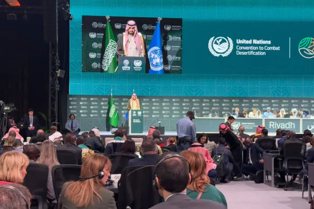 أمين منطقة الرياض متحدثاً للحضور خلال افتتاح «كوب 16» في الرياض (الشرق الأوسط)