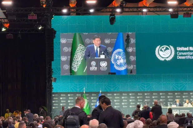 رئيس وزراء منغوليا يتحدث إلى الحضور خلال «كوب 16» في الرياض (الشرق الأوسط)